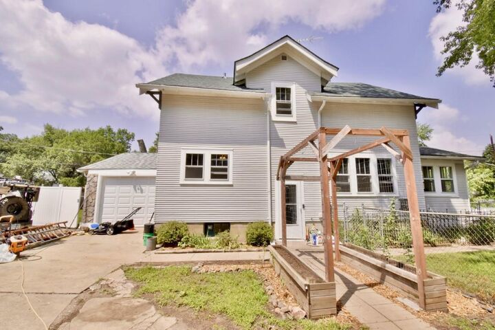 Property Photo:  927 8th Avenue N  MN 56303 