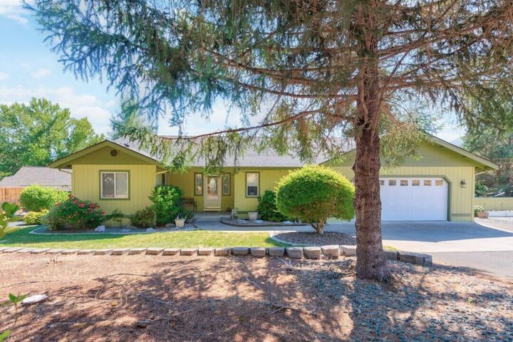 Property Photo: 429 Robbins Avenue OR 97537