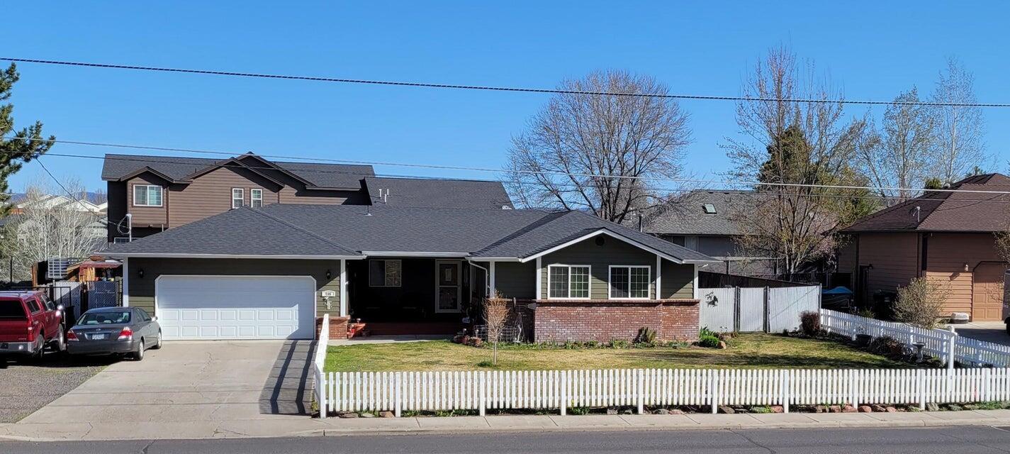 Property Photo:  735 NE Loper Avenue  OR 97754 