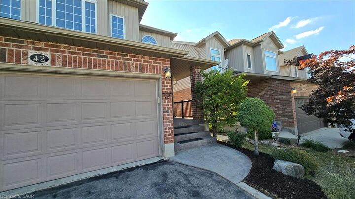 Property Photo: 42 Bridleridge Street ON N2P 2V1