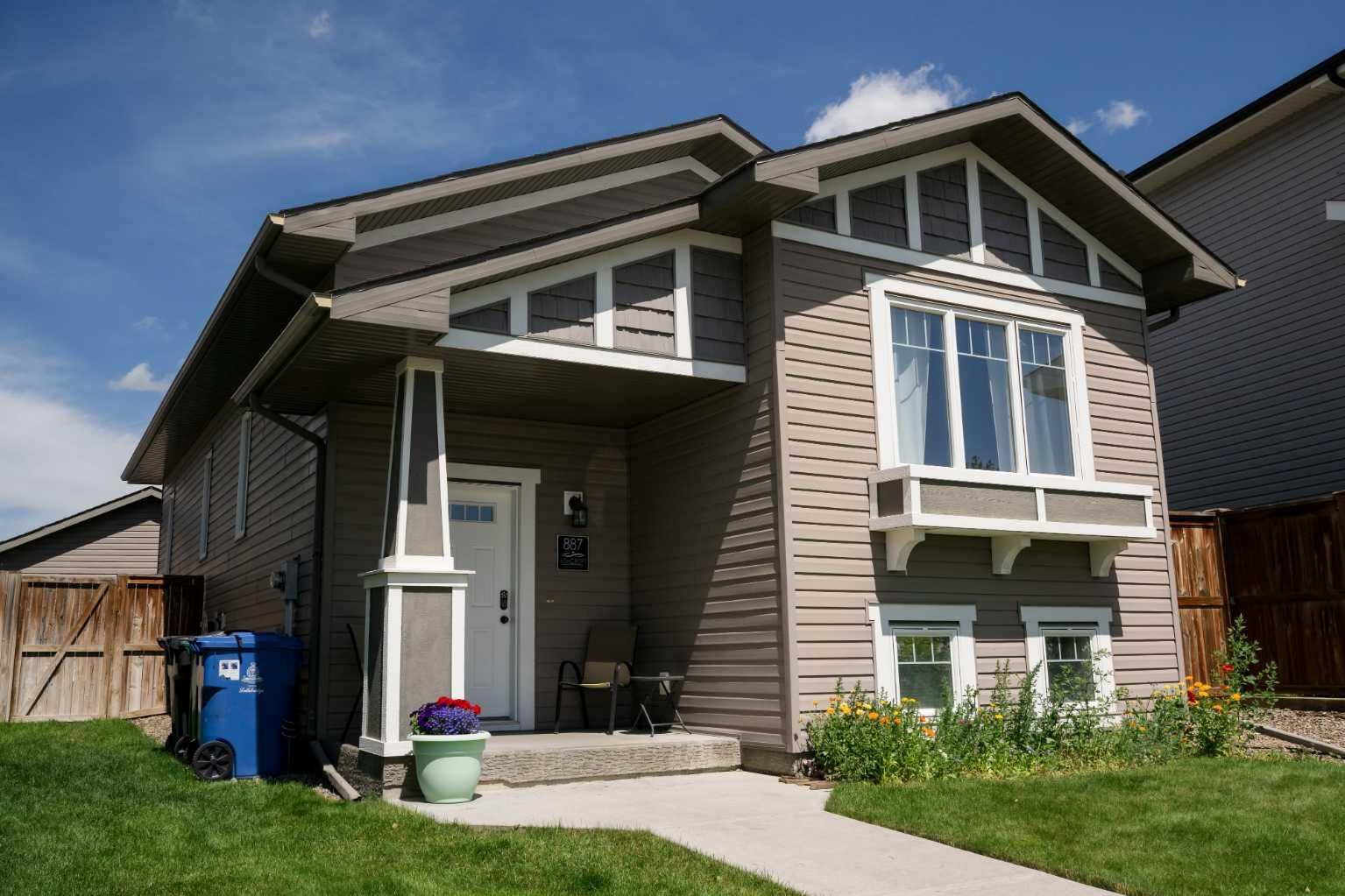 Property Photo: 887 Keystone Meadows W AB T1J 5E2