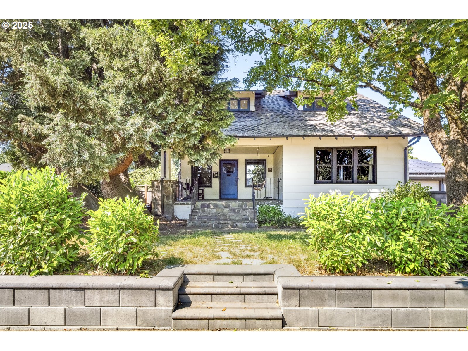 Property Photo: 5135 N Cecelia St OR 97203