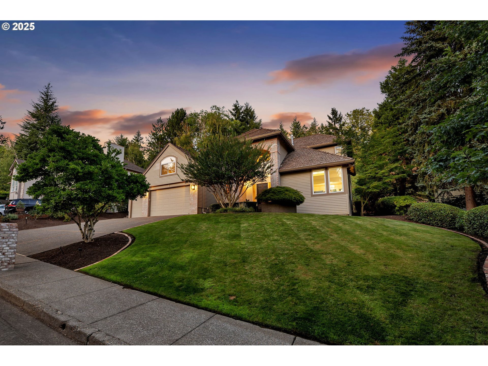 Property Photo: 8910 SW Lancelot Ln OR 97219