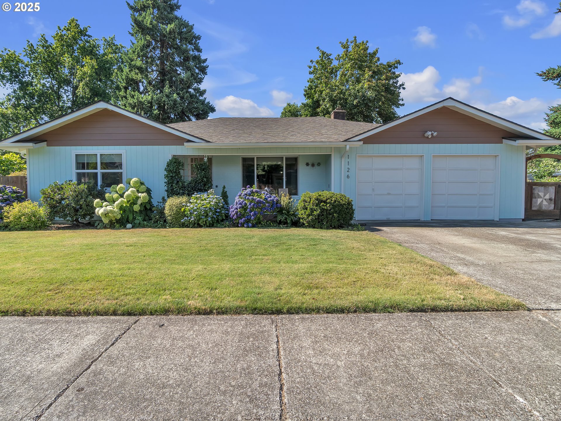 Property Photo: 1126 NE 30th St OR 97128