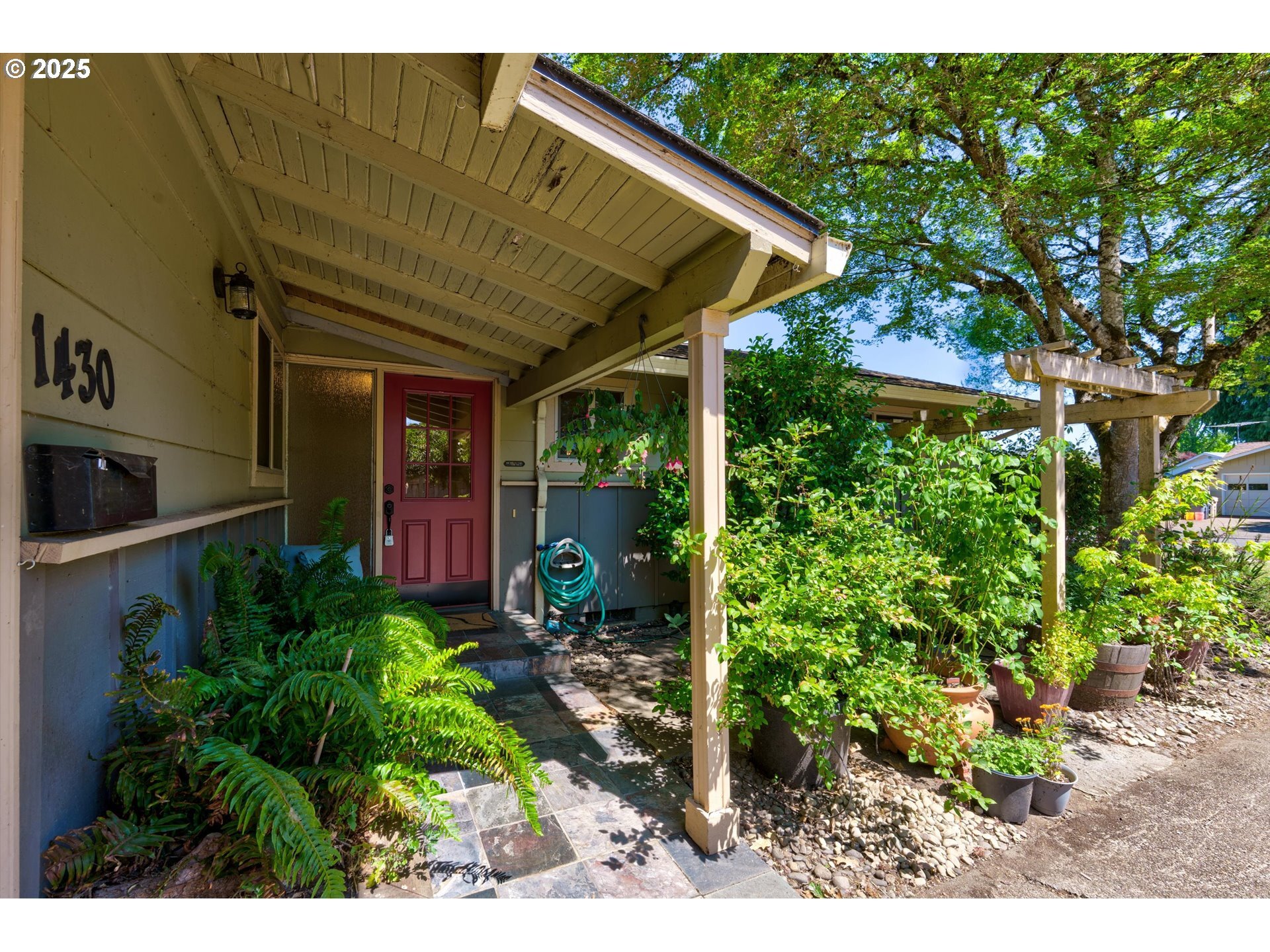 Property Photo: 1430 NW 15th St OR 97330