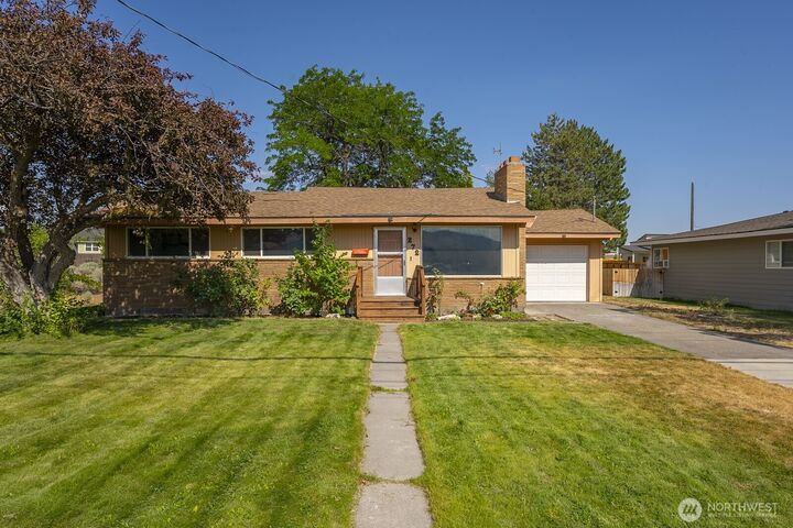 Property Photo:  272  D Street SE  WA 98823 