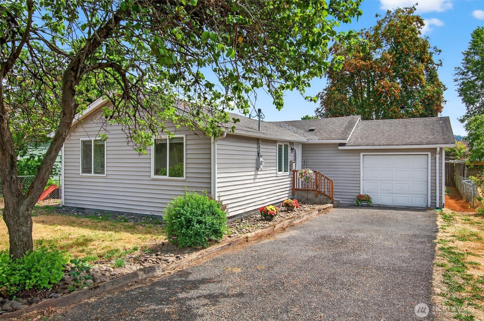 Property Photo:  1302  Pacific Avenue S  WA 98626 