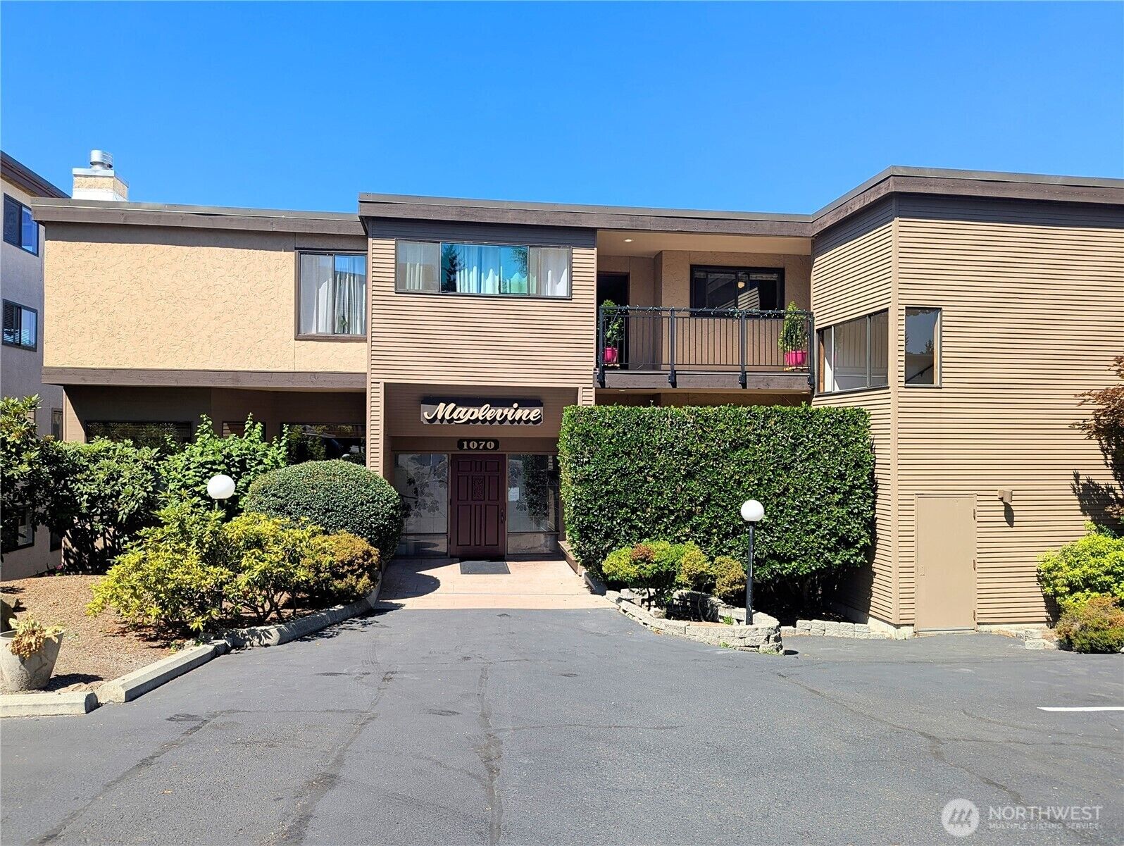 Property Photo:  1070  5th Avenue S 406  WA 98020 