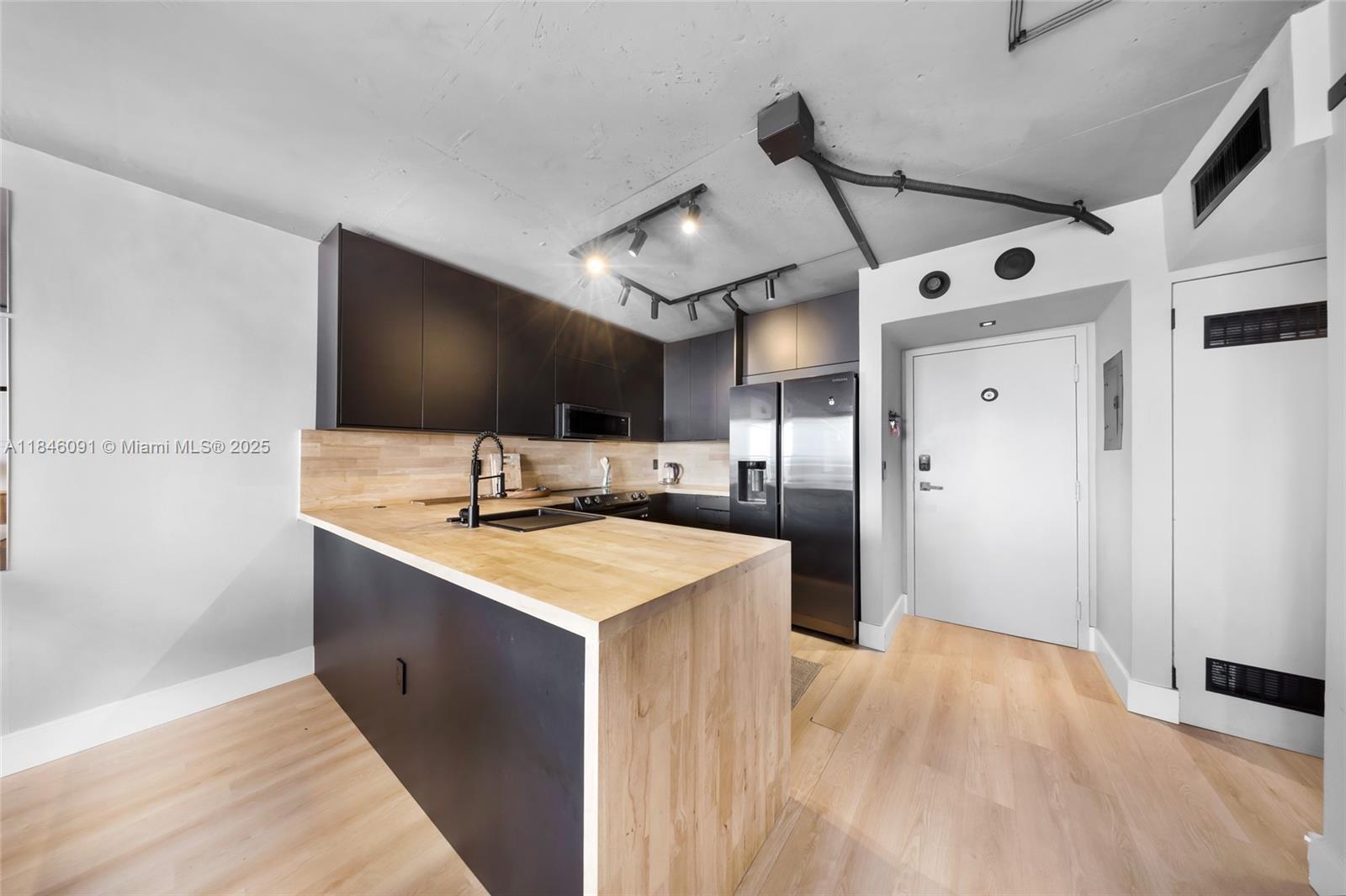 Property Photo: 13499 Biscayne Blvd 1514 FL 33181