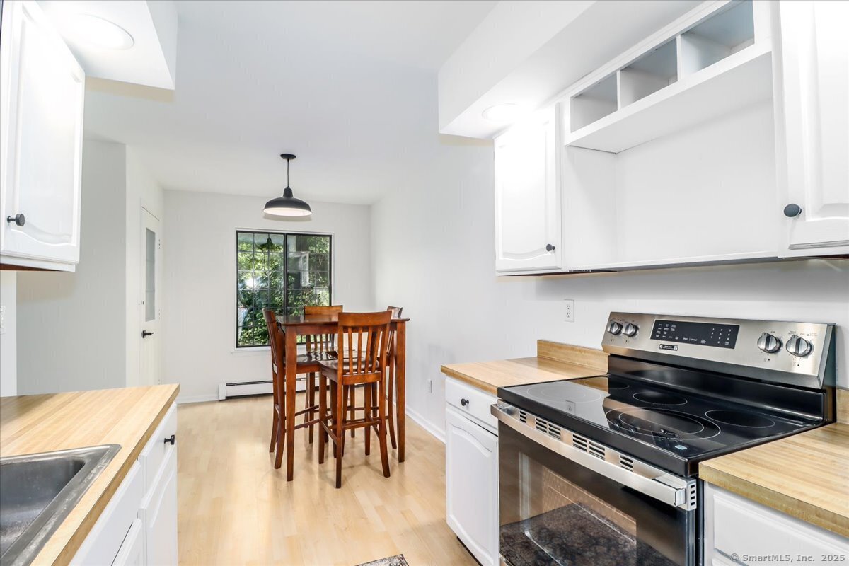 Property Photo:  2 Essex Court 2  CT 06804 