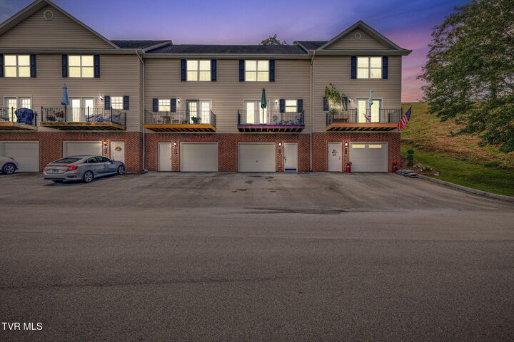 Property Photo: 516 Grays Pointe Court TN 37615