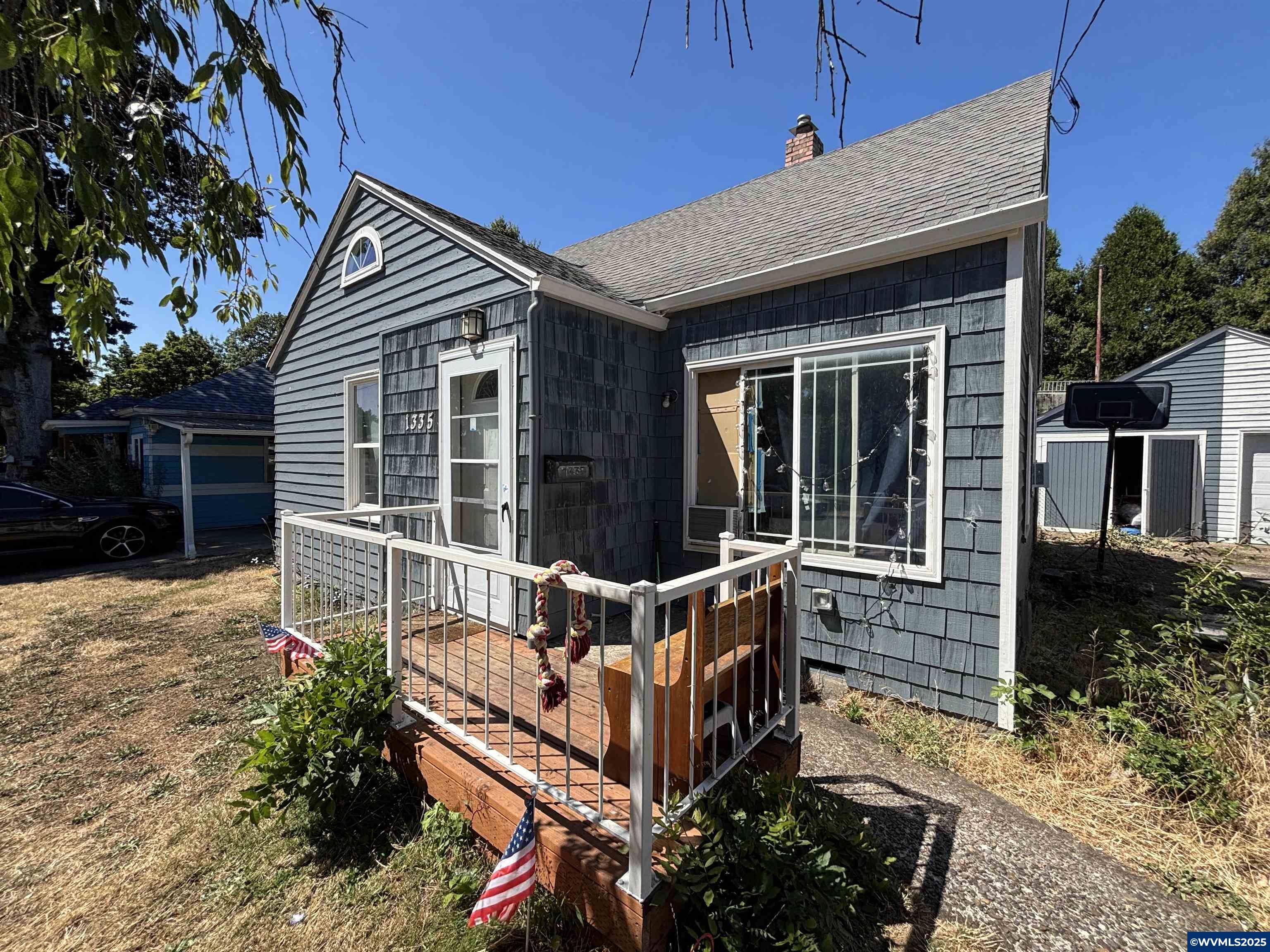 Property Photo: 1335 Lee St SE OR 97302