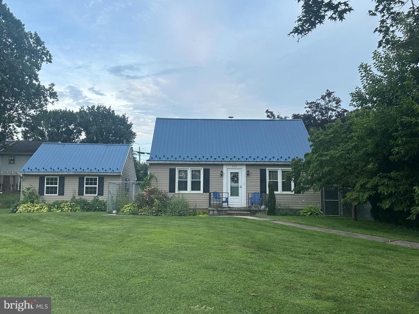 Property Photo: 914 E Cherry Street PA 17078