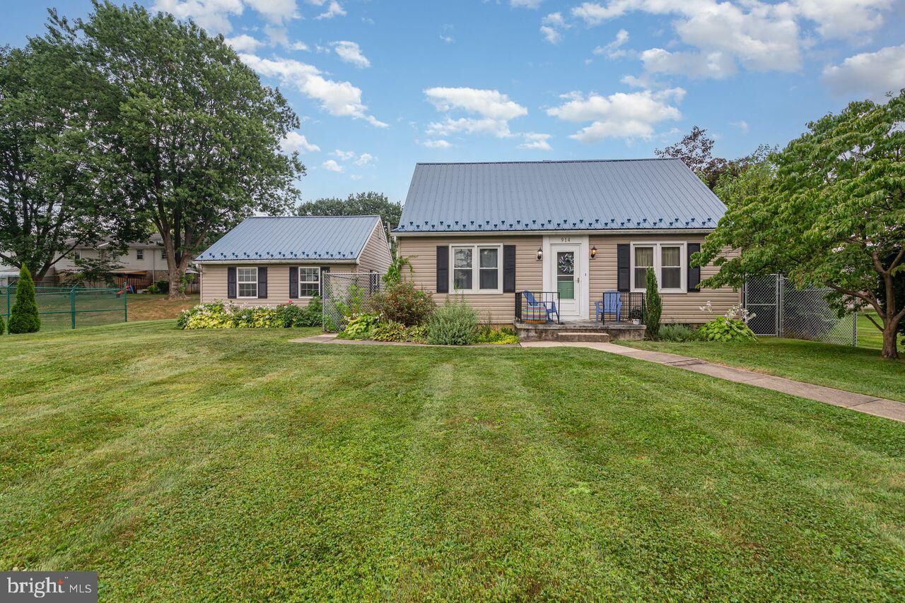 Property Photo: 914 E Cherry Street PA 17078