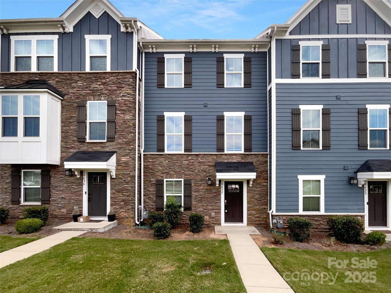 Property Photo: 10632 Overlook Mountain Drive NC 28216