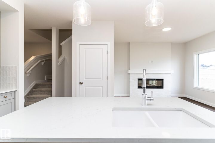 Photo de la propriété:  3312 Roy Brown Way NW  AB T5E 6Z9 