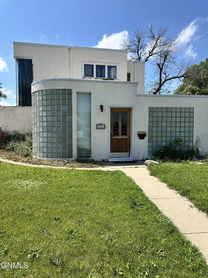 720 6th Avenue SE  Jamestown ND 58401 photo