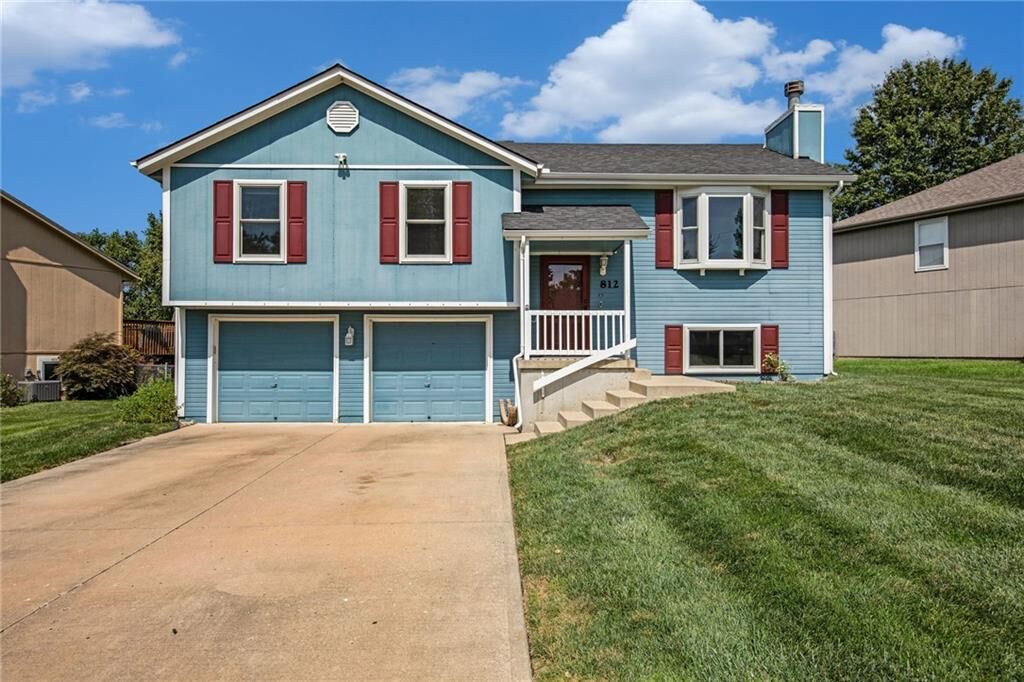 Property Photo:  812 Applewood Lane  MO 64012 