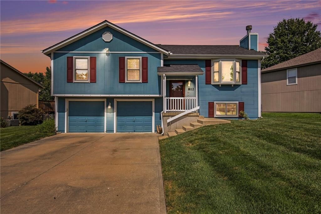 Property Photo:  812 Applewood Lane  MO 64012