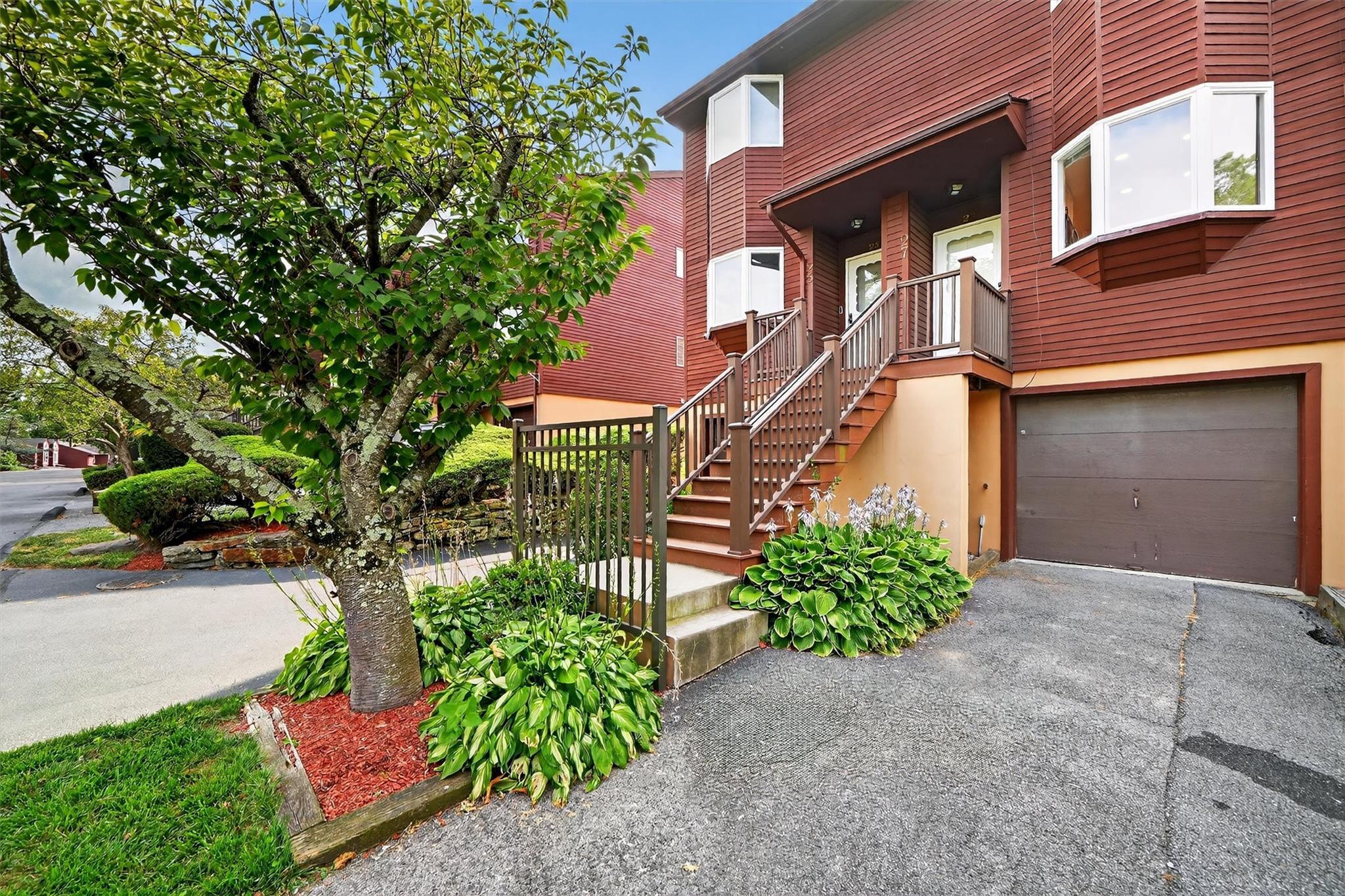Property Photo:  27 Knoll View  NY 10562 