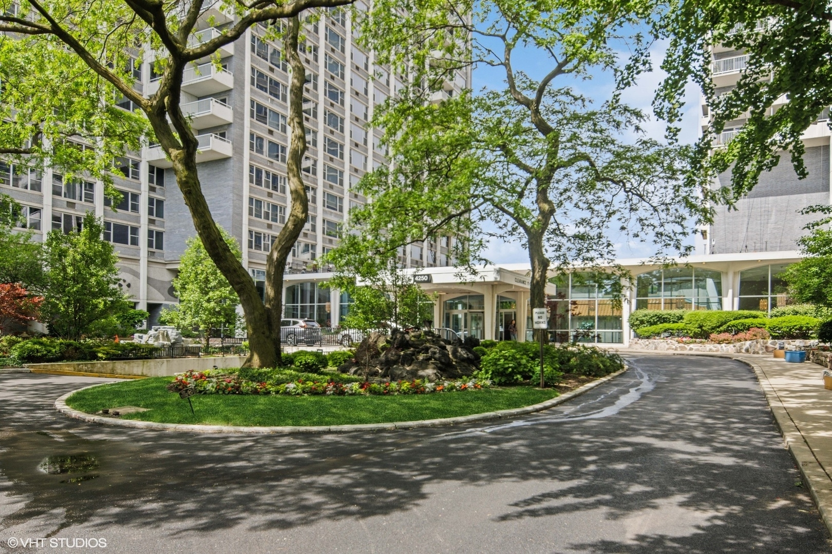 Property Photo: 4250 N Marine Drive 1803 IL 60613