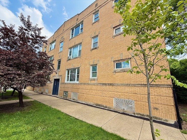 Property Photo: 3757 W Le Moyne Street 1 IL 60651