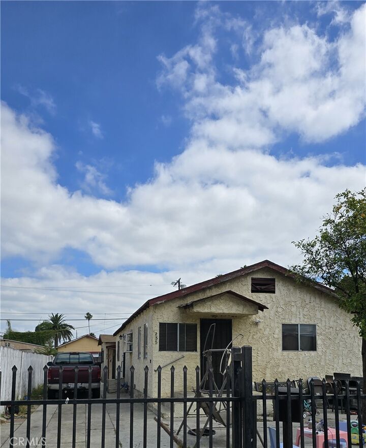 Property Photo:  233 E 105th Street  CA 90003 