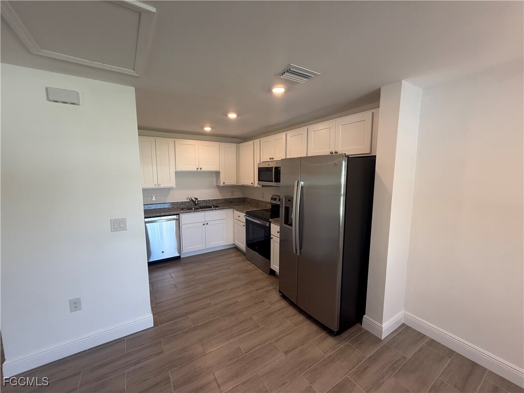 Property Photo:  915 Graystone Avenue  FL 33974 