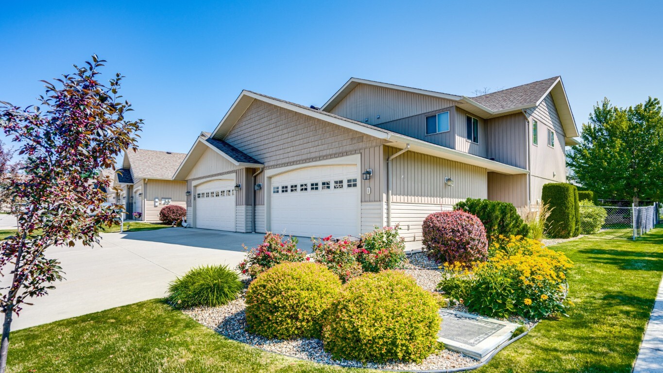 2751 15 Avenue NE 2  Salmon Arm BC V1E 2B6 photo