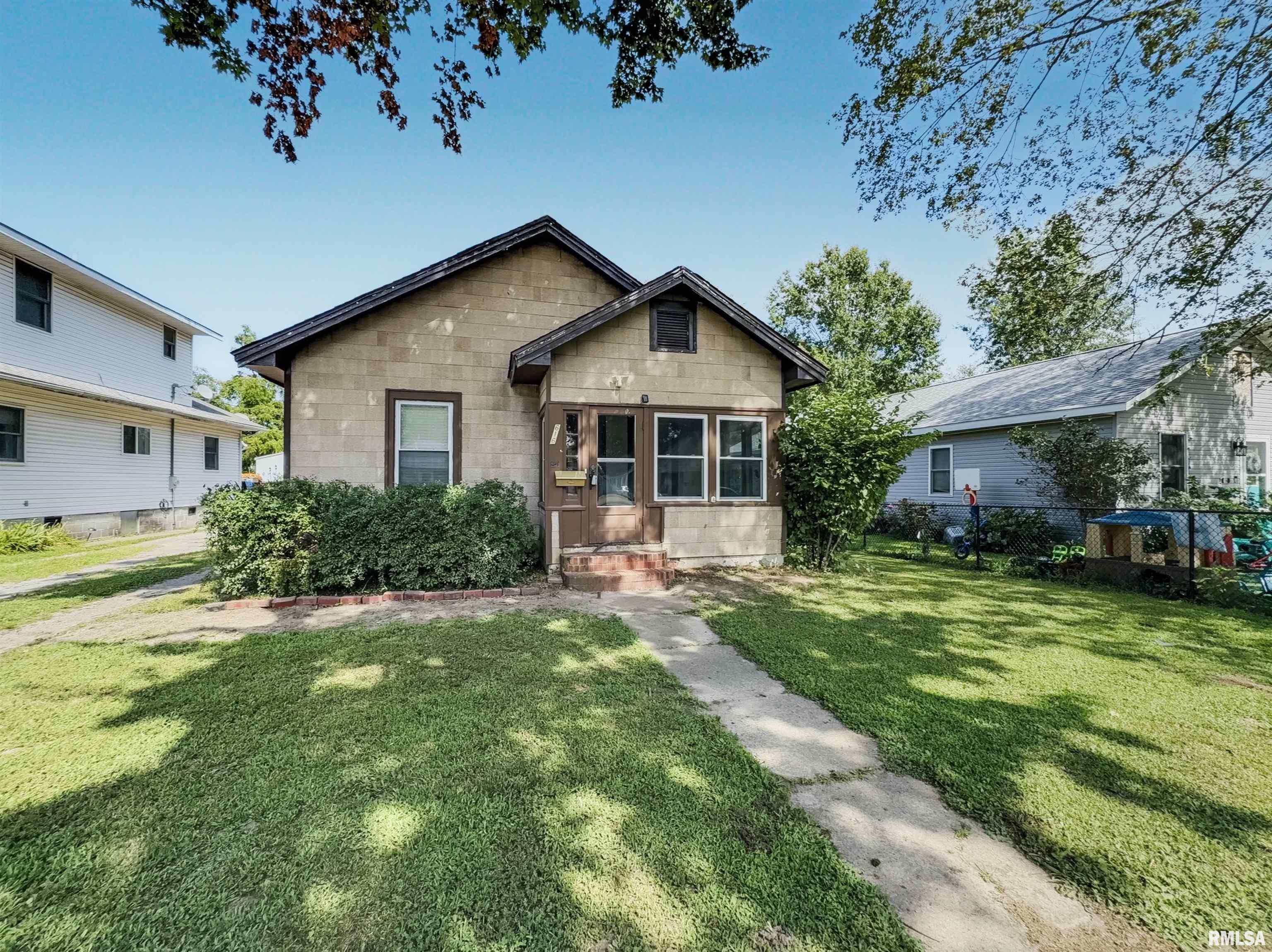 Property Photo:  616 N 9th Street  IL 62948 