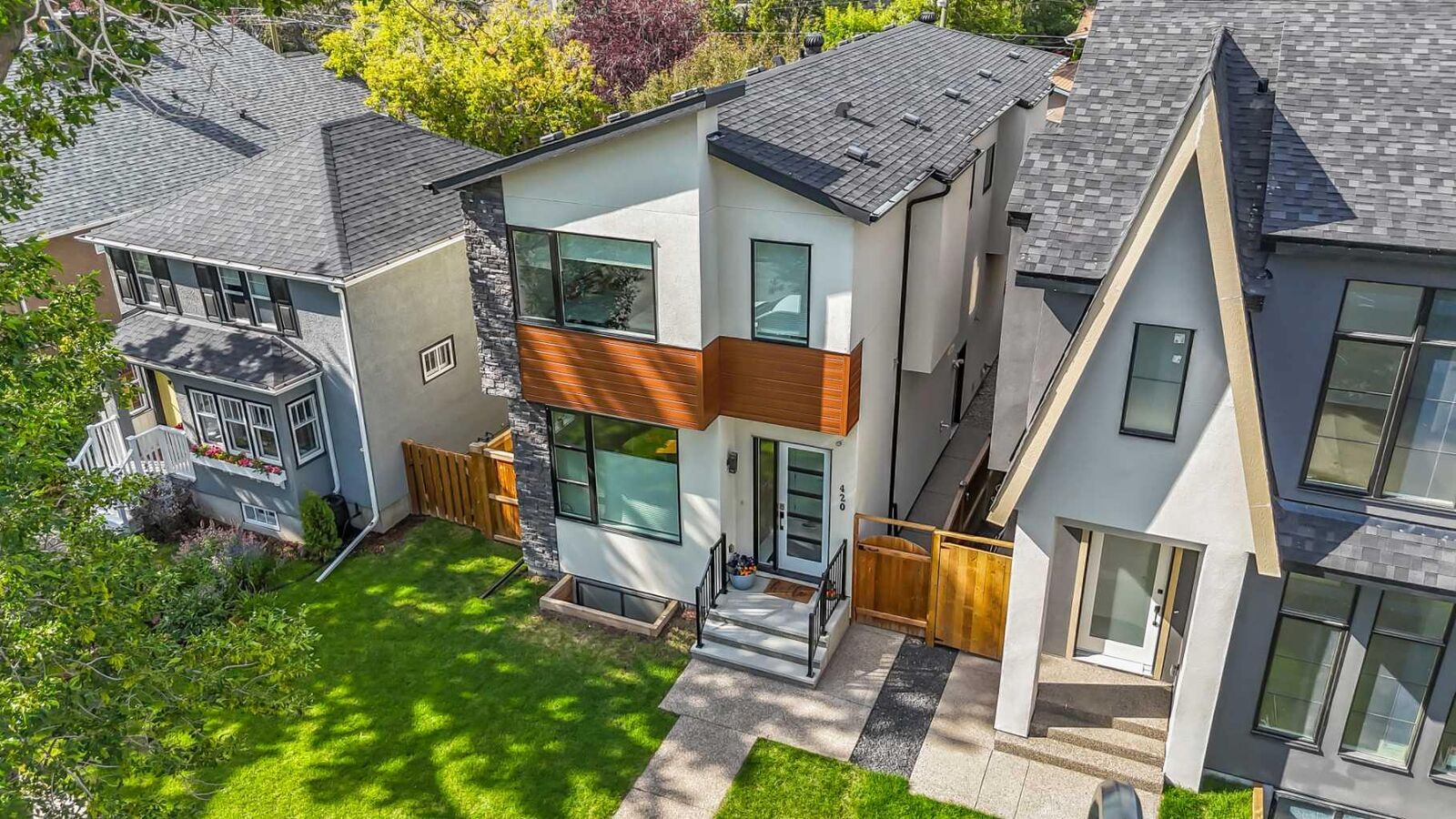 Property Photo:  420 14 Avenue NE  AB T2E 1E5 