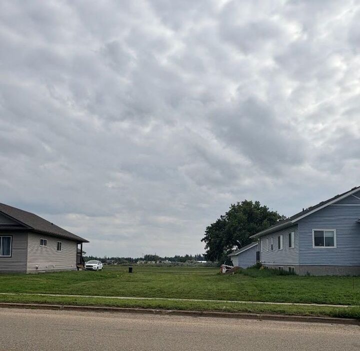 Property Photo:  117 Upland Boulevard W  AB T1R 1C5 