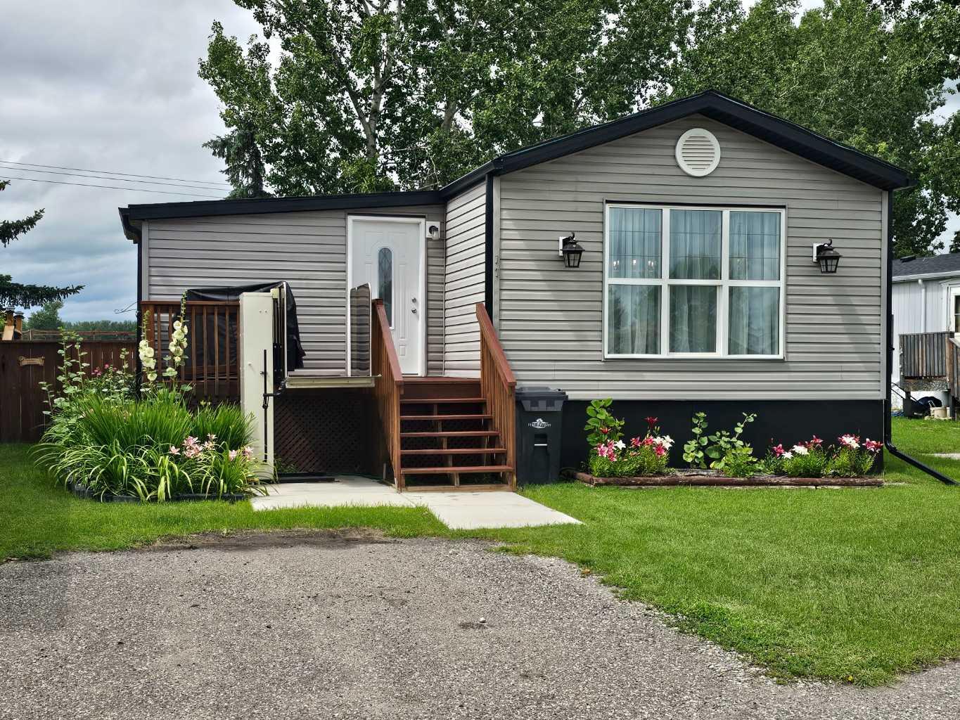 Property Photo: 17 Homestead Way SE AB T1V 1J7