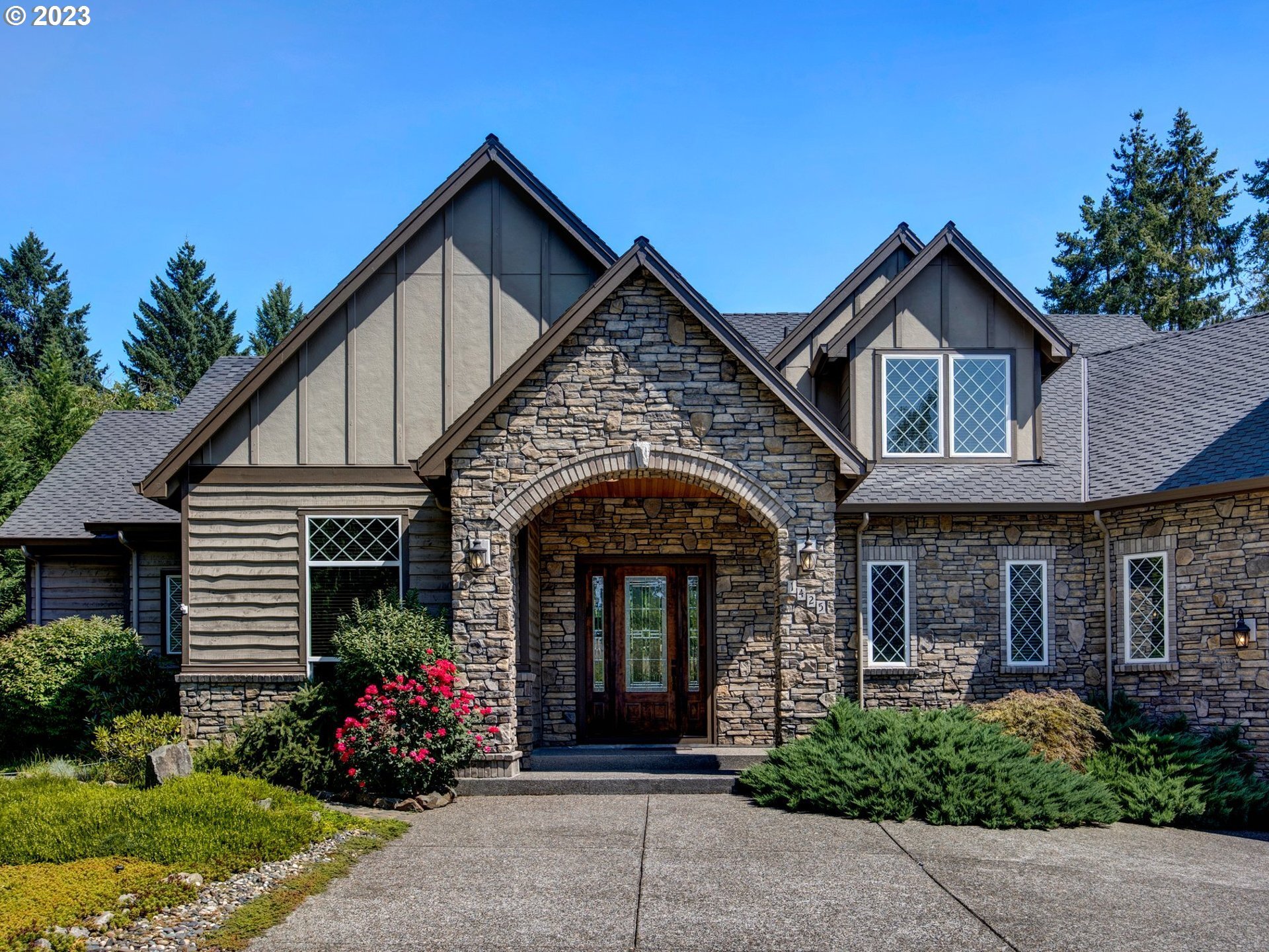 Property Photo: 1425 SW Medwyn Ter OR 97219