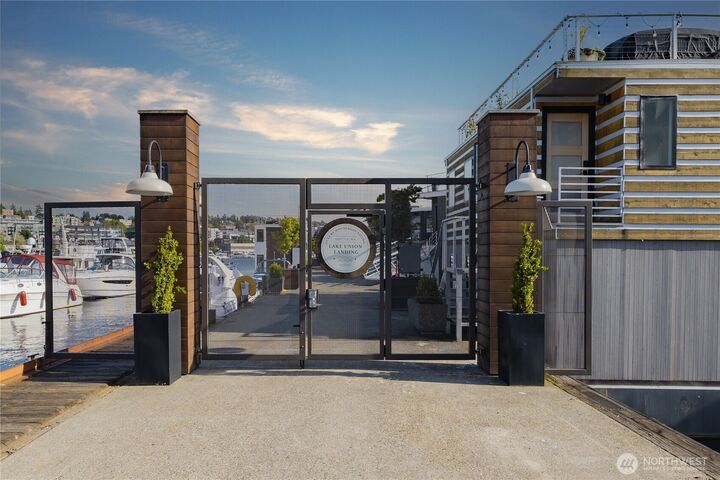 Property Photo:  2309 N Northlake Way 12  WA 98103