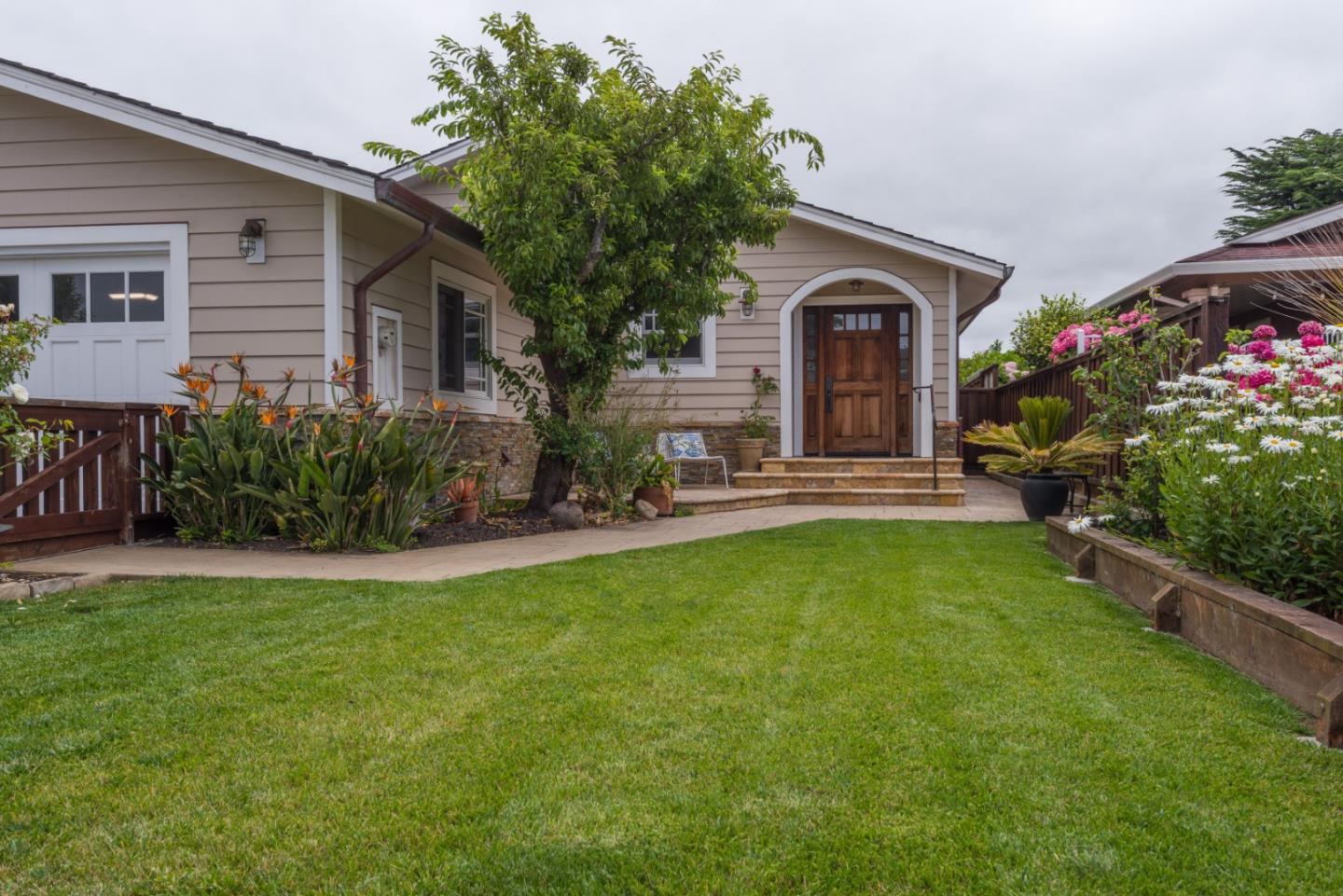 Property Photo: 607 Alsace Lorraine Ave CA 94019