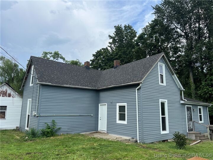 Property Photo: 404 E Mulberry Street IN 47167