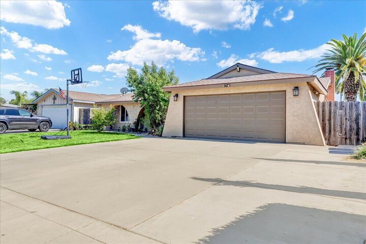 Property Photo:  2743 W Sunnyside Avenue  CA 93277 