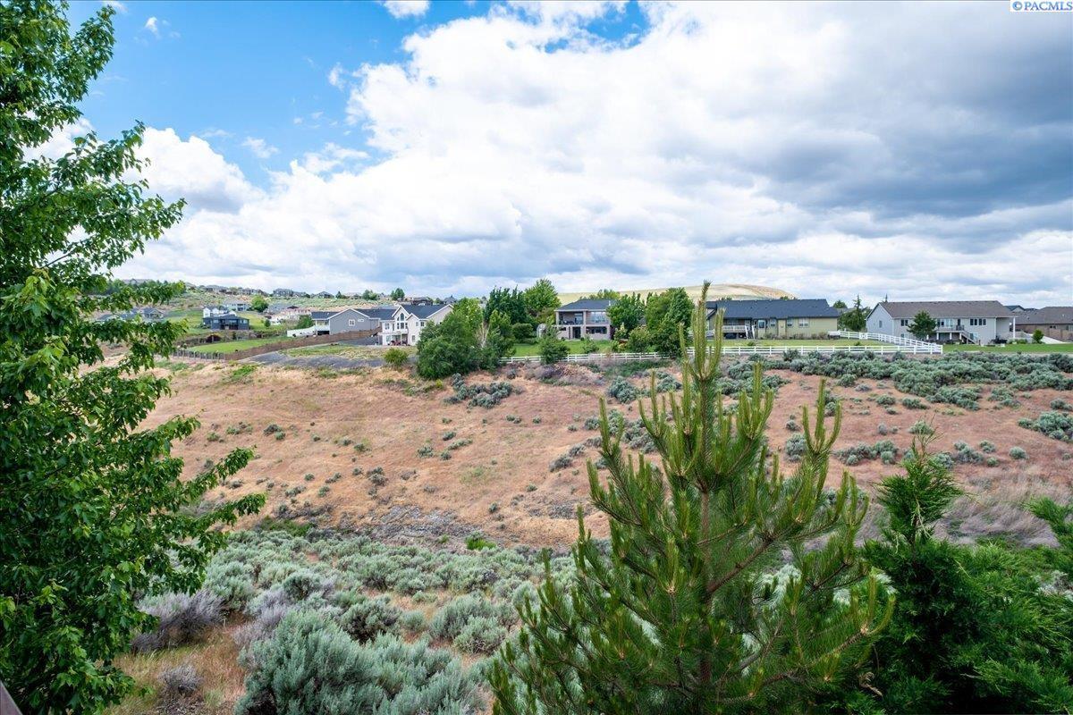 Property Photo: 87021 Summit View Dr WA 99338