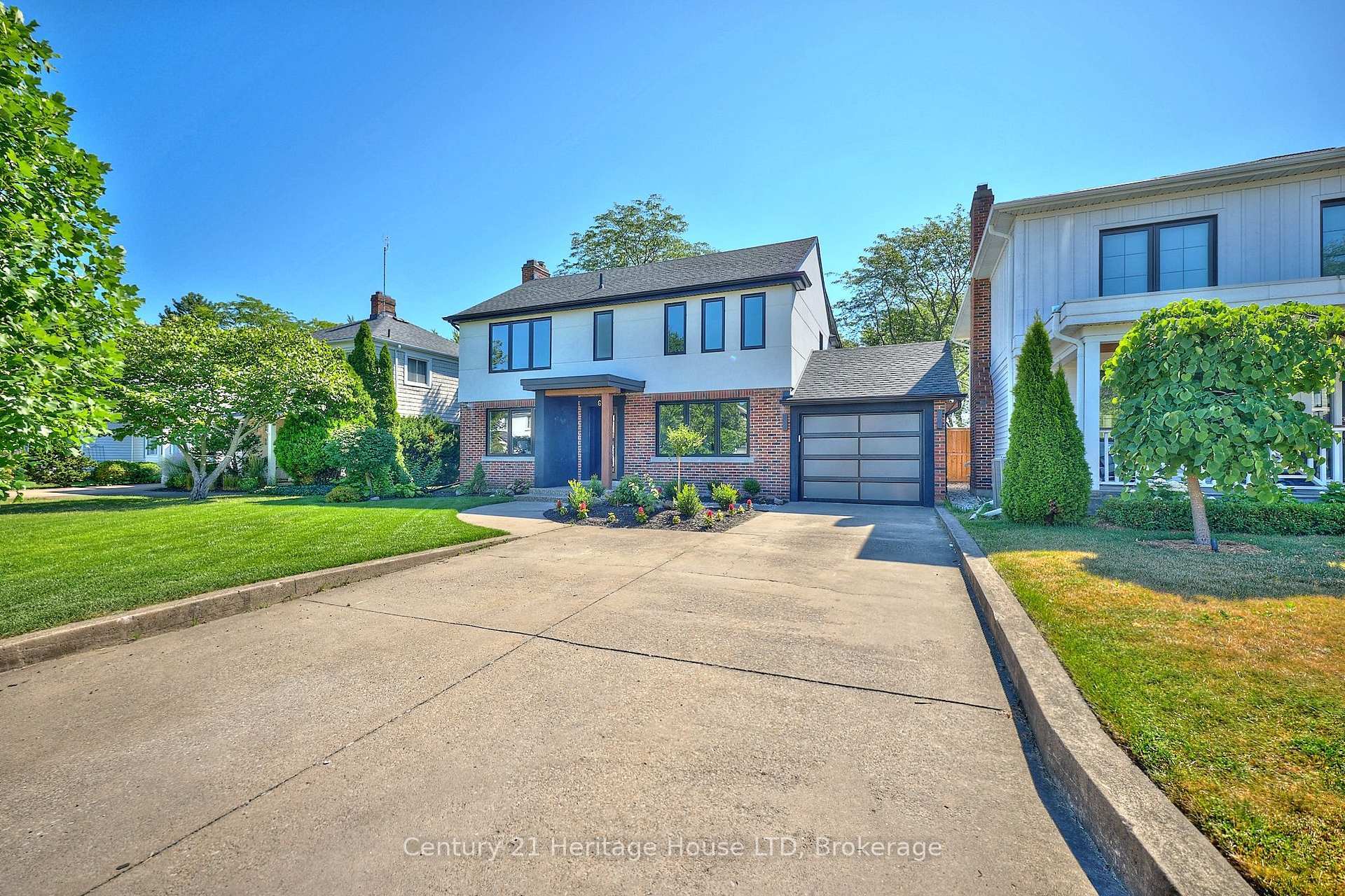 Photo de la propriété:  65 Highland Avenue  ON L2R 4H9 
