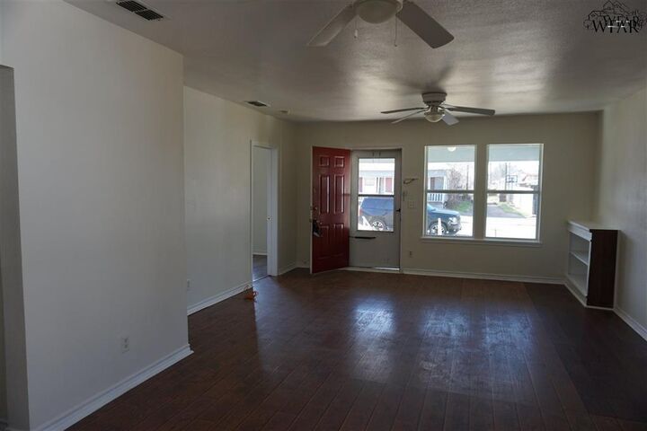 Property Photo: 1607 Giddings Street TX 76309