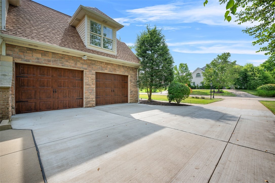 Property Photo: 102 Brickbarn Ct PA 15071