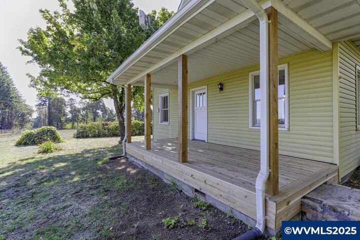 Property Photo: 3945 Mistletoe Rd OR 97338