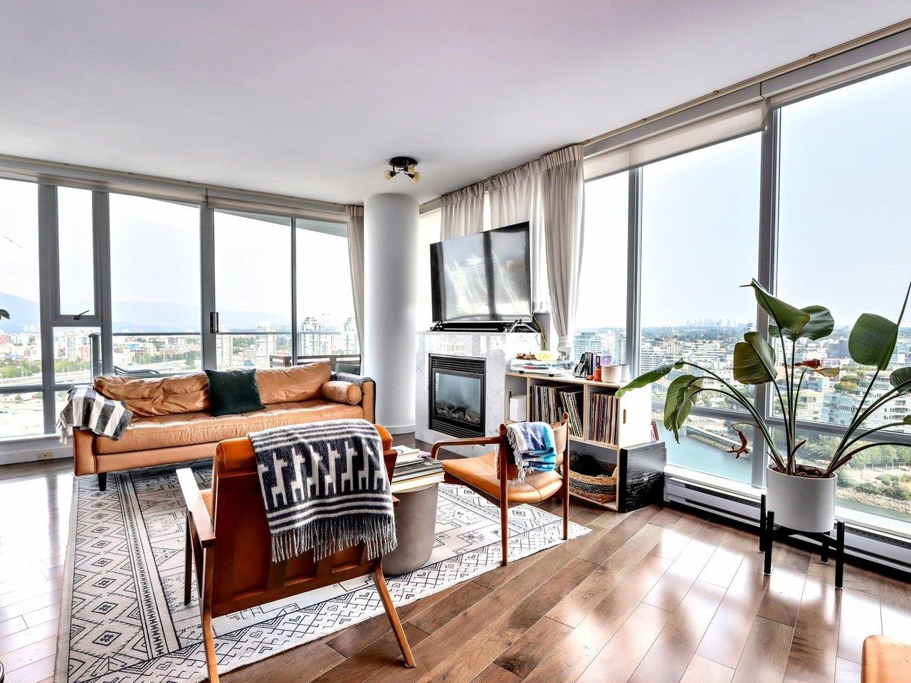 Property Photo: 8 Smithe Mews 2701 BC V6B 0A5