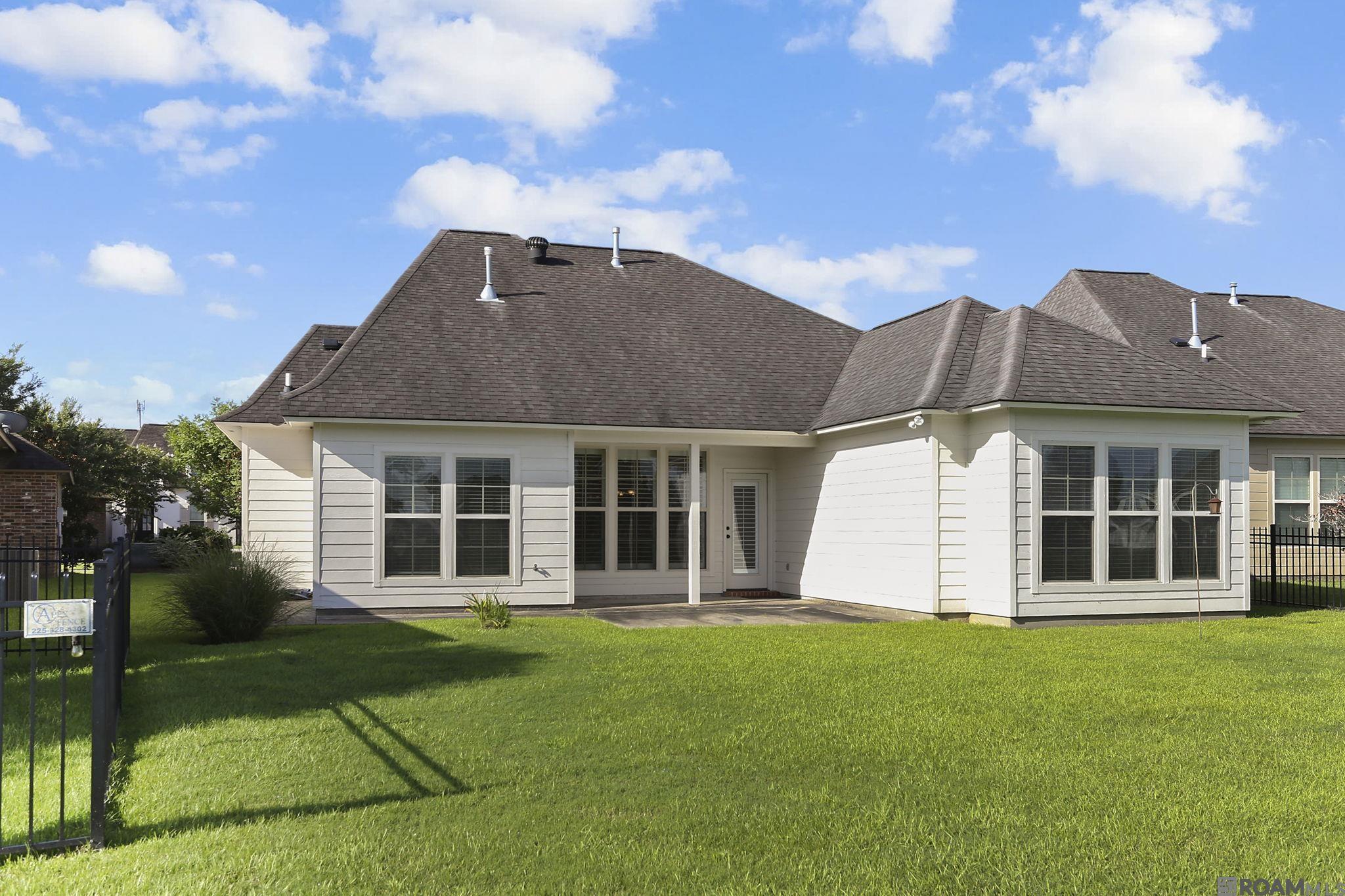 Property Photo: 14527 Lake Town Dr LA 70810