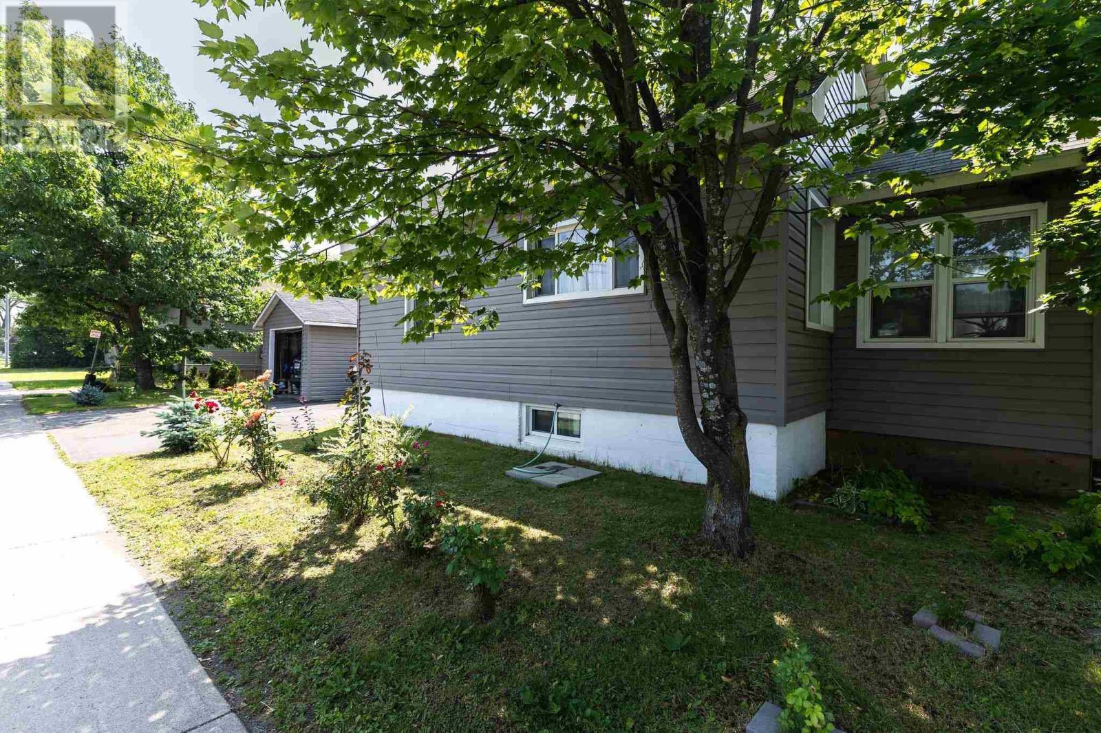 Photo de la propriété: 308 Pine St ON P6A 3Z2