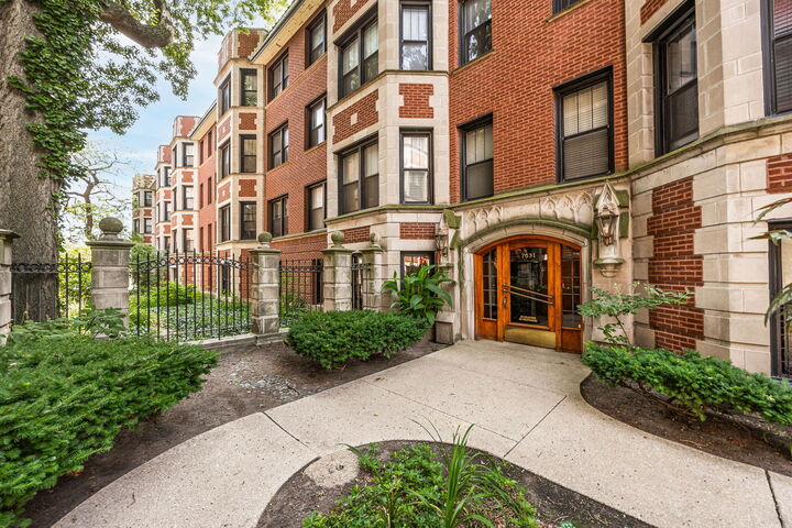 Property Photo:  7631 N Eastlake Terrace 2A-3A  IL 60626 