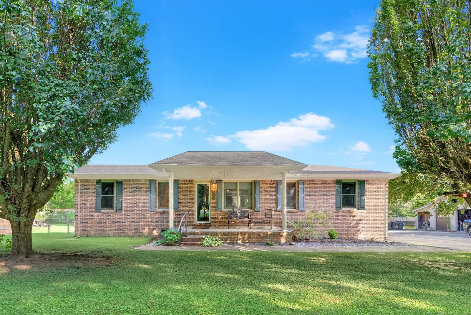 Property Photo:  211 Inglewood Dr  TN 37388 