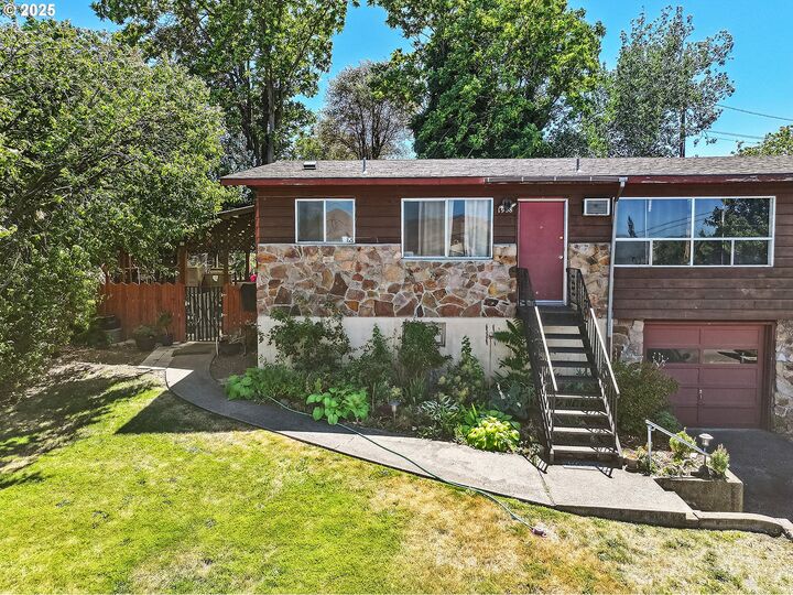 Property Photo:  1906 E 10th St  OR 97058 