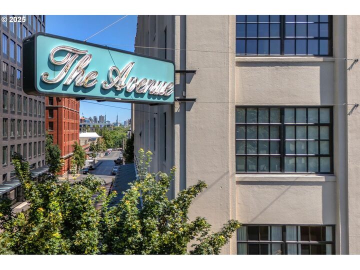 Property Photo:  1400 NW Irving St 621  OR 97209 